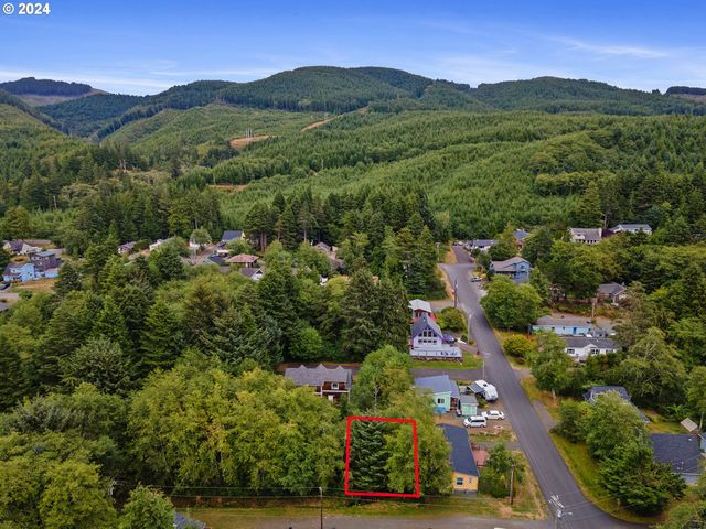 186 S NEPTUNE St, Rockaway Beach, OR 97136