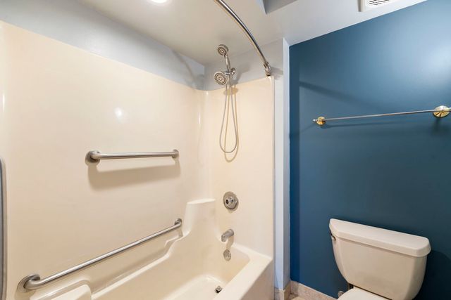 6421 Pershing Road 404, Stickney, IL 60402