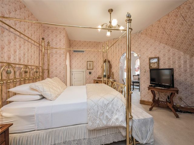 504 Bluff Street, Dubuque, IA 52001