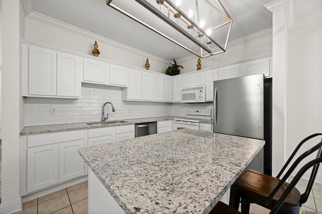 2133 Plantation Ln, Baton Rouge, LA 70820