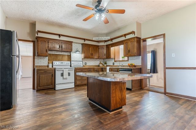 10725 Lisbon Street, Louisville, OH 44641