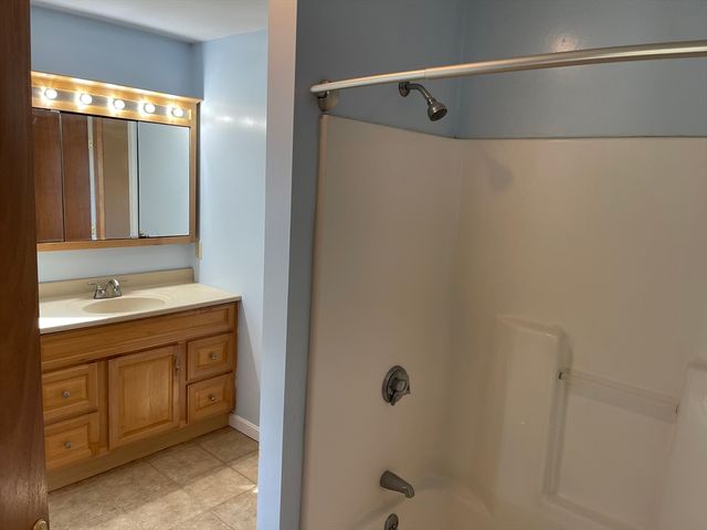 14 Glendale Ave, Tiverton, RI 02878