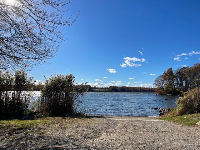 14 Glendale Ave, Tiverton, RI 02878