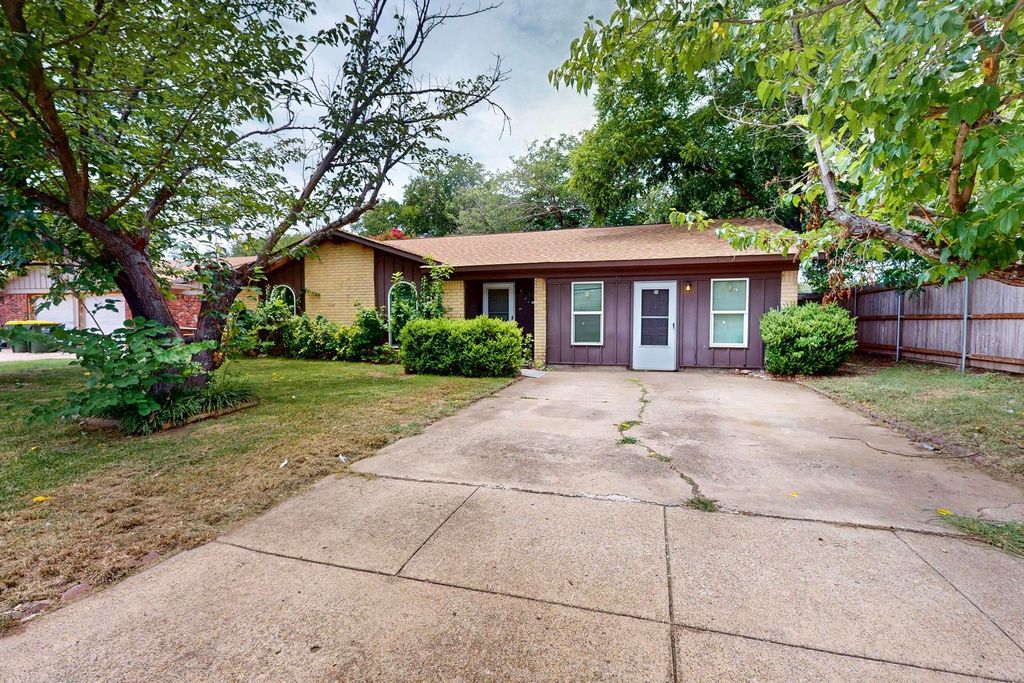 6704 Rustic Drive, Forest Hill, TX 76140