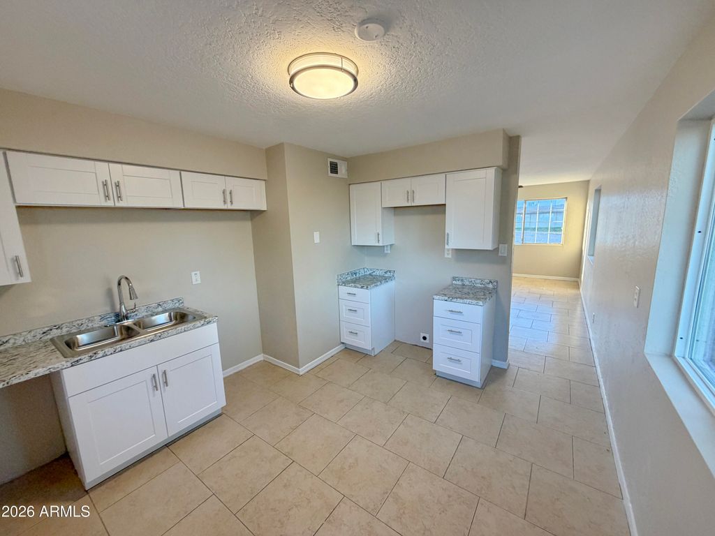 Image 7 of property listing at 7101 N 36TH Avenue 115, Phoenix, AZ 85051