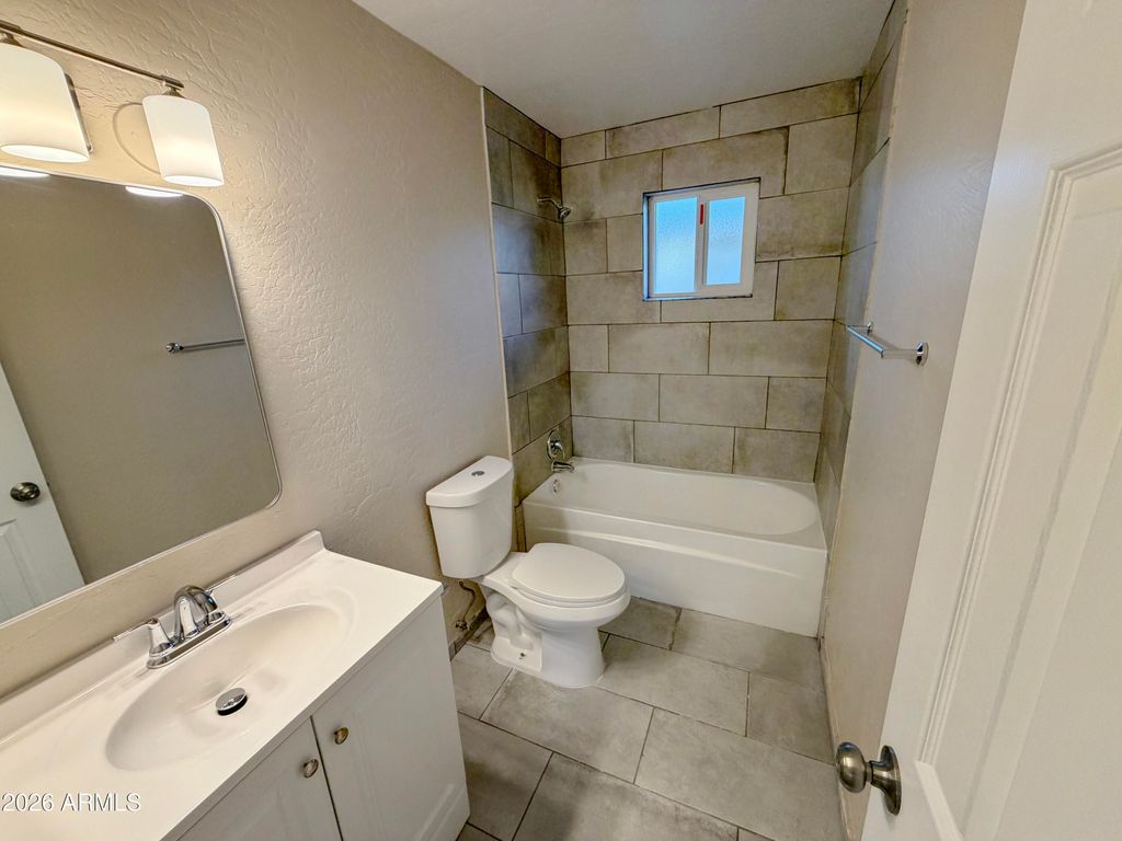 Image 9 of property listing at 7101 N 36TH Avenue 115, Phoenix, AZ 85051