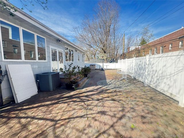 7 Henry Street, Great Neck, NY 11023