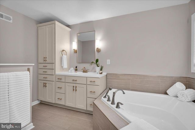 85 BROOKS RD, Moorestown, NJ 08057