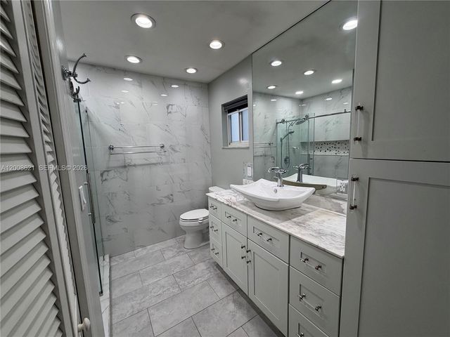 3159 W 73rd Pl, Hialeah, FL 33018