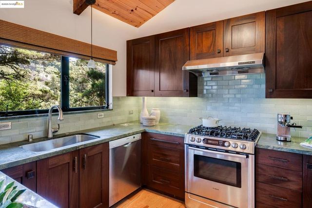 6489 Girvin Dr, Oakland, CA 94611