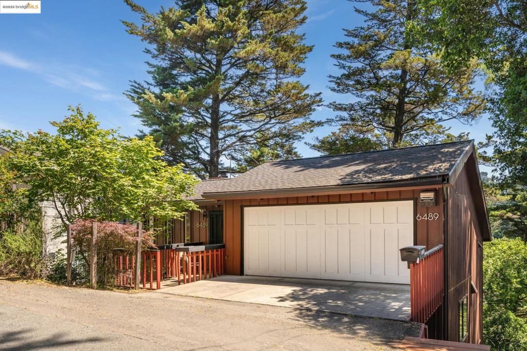 6489 Girvin Dr, Oakland, CA 94611