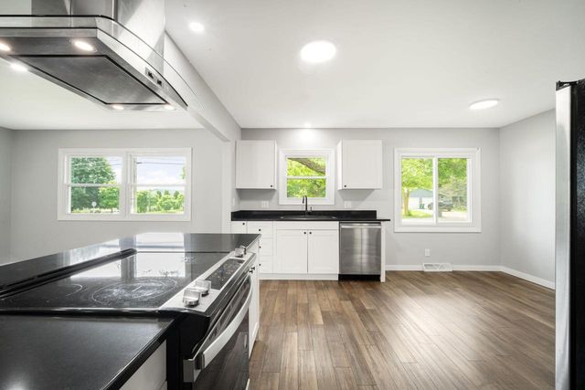 1816 Sylvan WAY, West Bend, WI 53095
