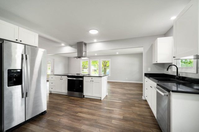 1816 Sylvan WAY, West Bend, WI 53095
