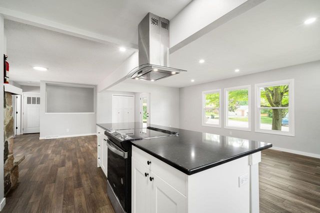 1816 Sylvan WAY, West Bend, WI 53095