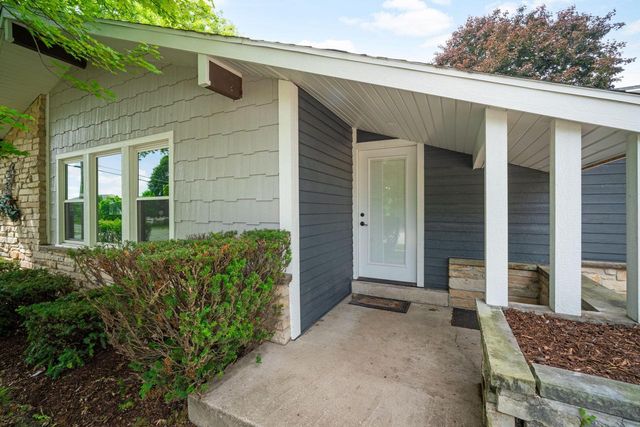 1816 Sylvan WAY, West Bend, WI 53095