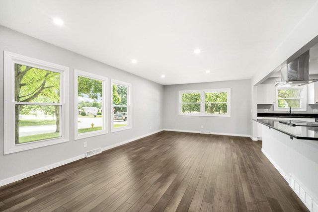 1816 Sylvan WAY, West Bend, WI 53095