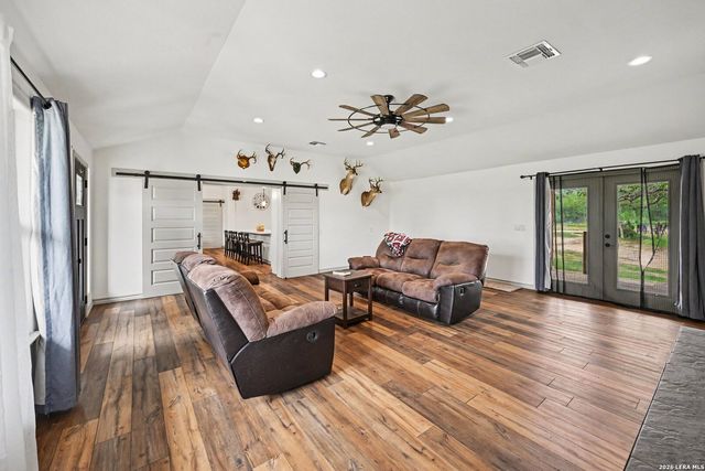 10135 New Sulphur Springs Rd, San Antonio, TX 78263