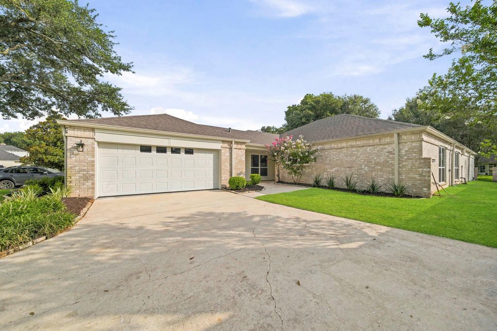 12 Wellington Lane, Sugar Land, TX 77478