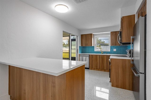 829 89TH AVENUE N, St Petersburg, FL 33702