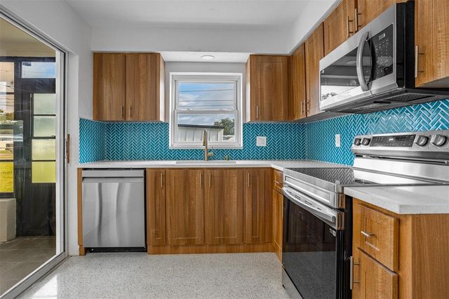 829 89TH AVENUE N, St Petersburg, FL 33702