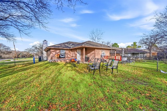 100 & 102 Oakwood Lane, Kennedale, TX 76060