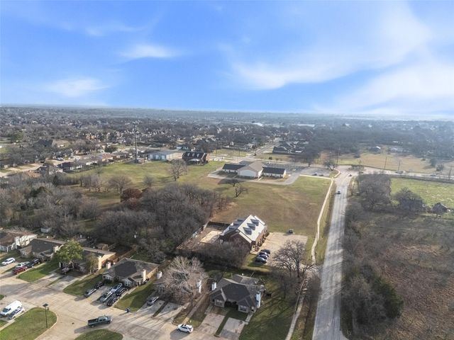 100 & 102 Oakwood Lane, Kennedale, TX 76060