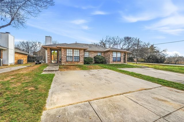 100 & 102 Oakwood Lane, Kennedale, TX 76060