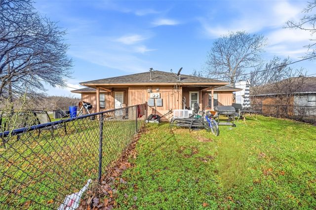 100 & 102 Oakwood Lane, Kennedale, TX 76060