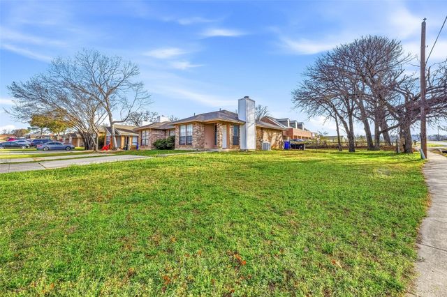 100 & 102 Oakwood Lane, Kennedale, TX 76060