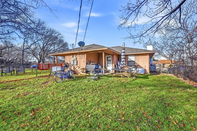 100 & 102 Oakwood Lane, Kennedale, TX 76060