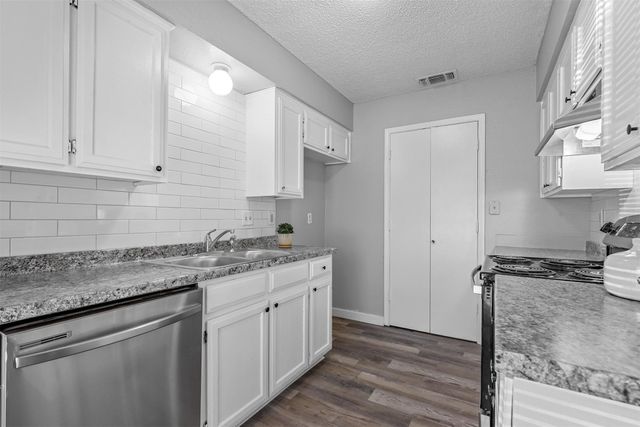 100 & 102 Oakwood Lane, Kennedale, TX 76060