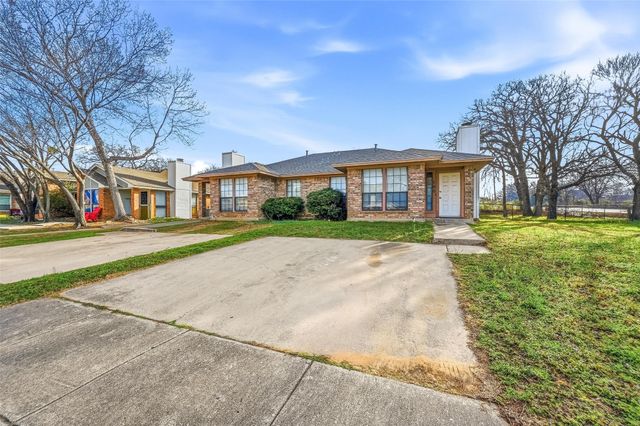 100 & 102 Oakwood Lane, Kennedale, TX 76060