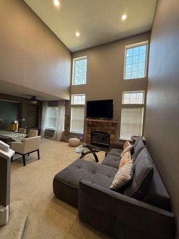 160 Crescent Lane, Schaumburg, IL 60193