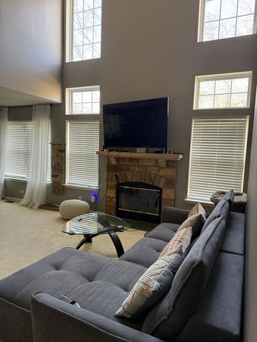 160 Crescent Lane, Schaumburg, IL 60193