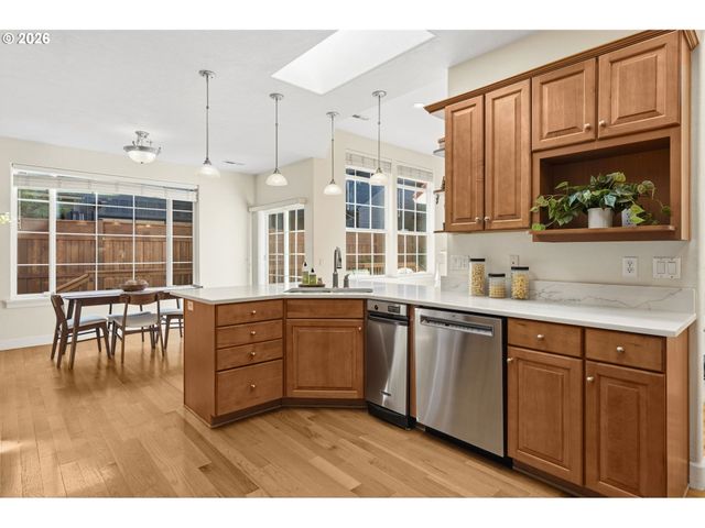 2120 ASHBURY Dr, Eugene, OR 97408