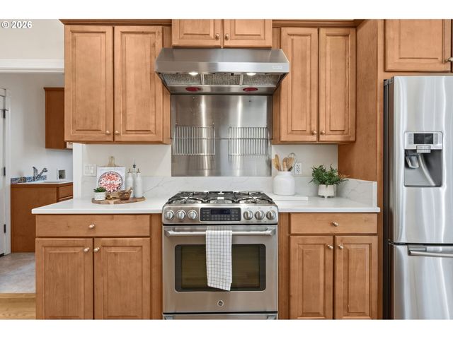 2120 ASHBURY Dr, Eugene, OR 97408