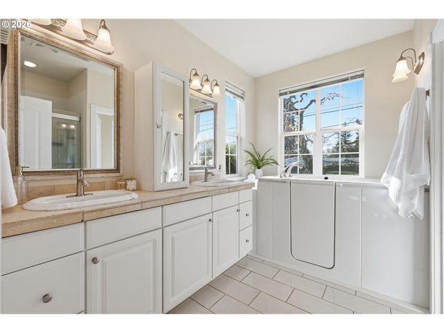 2120 ASHBURY Dr, Eugene, OR 97408