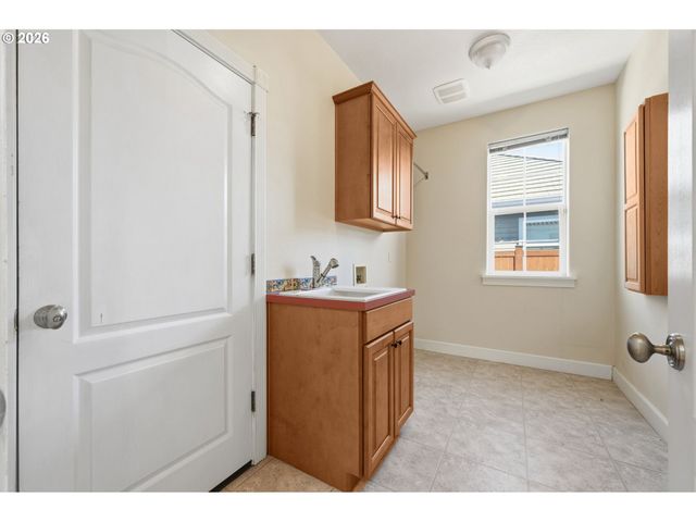 2120 ASHBURY Dr, Eugene, OR 97408