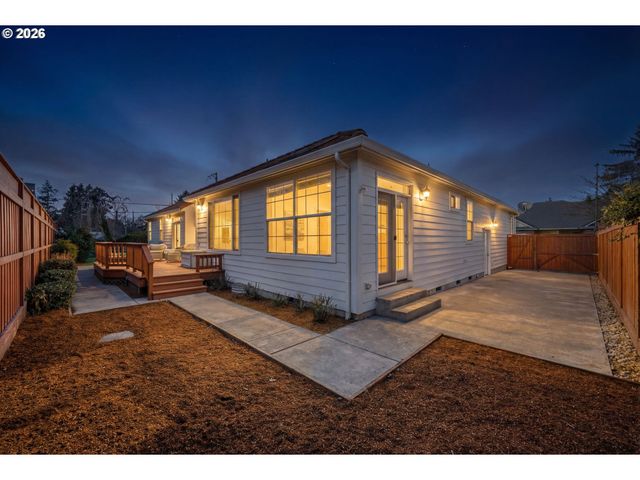 2120 ASHBURY Dr, Eugene, OR 97408