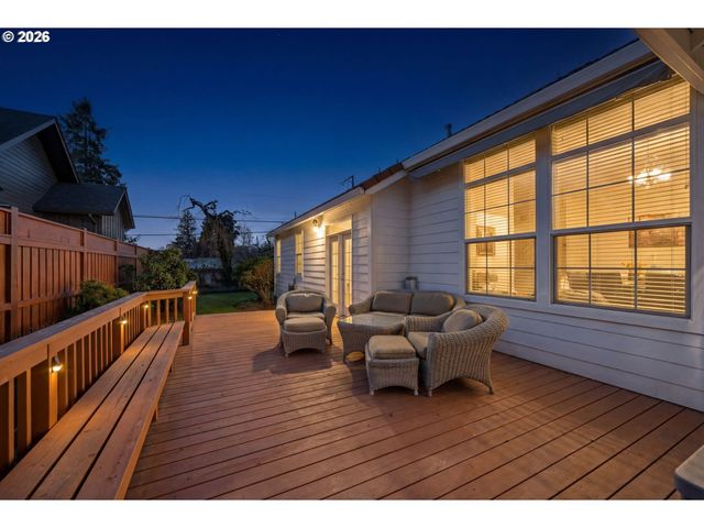 2120 ASHBURY Dr, Eugene, OR 97408