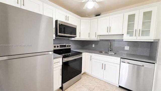 301 SW 135th Ave 317C, Pembroke Pines, FL 33027