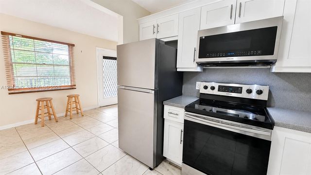 301 SW 135th Ave 317C, Pembroke Pines, FL 33027