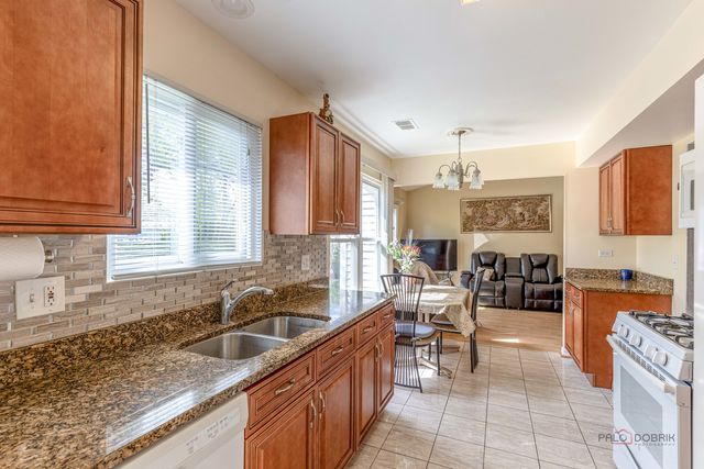2 SANDHURST Road, Mundelein, IL 60060