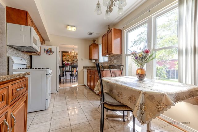 2 SANDHURST Road, Mundelein, IL 60060