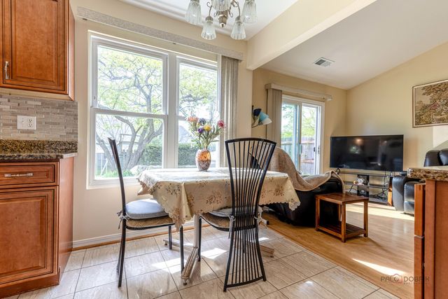 2 SANDHURST Road, Mundelein, IL 60060