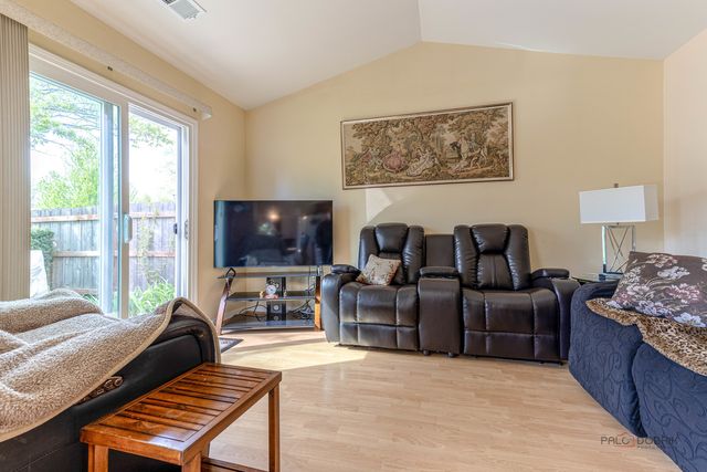 2 SANDHURST Road, Mundelein, IL 60060