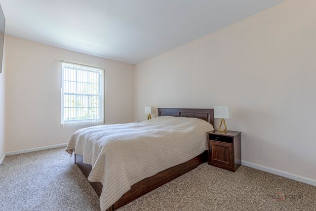 2 SANDHURST Road, Mundelein, IL 60060