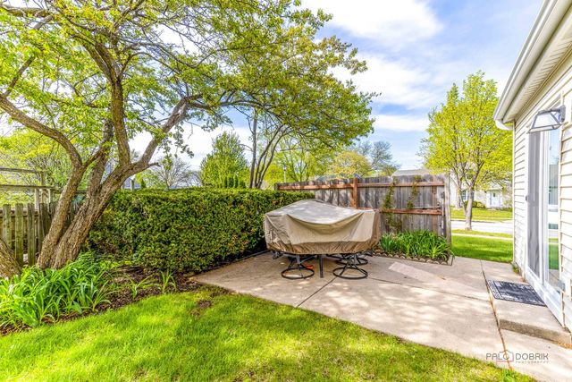 2 SANDHURST Road, Mundelein, IL 60060