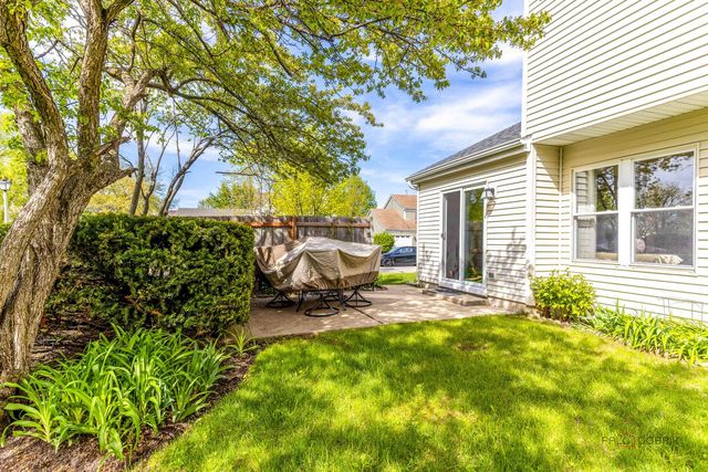 2 SANDHURST Road, Mundelein, IL 60060