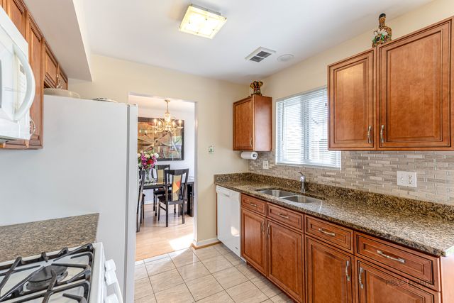 2 SANDHURST Road, Mundelein, IL 60060